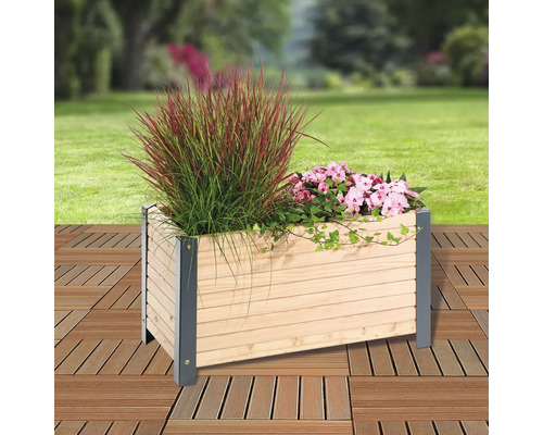 Houten plantenbak met planten op een terras