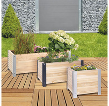 Drie houten plantenbakken met planten en bloemen op een terras