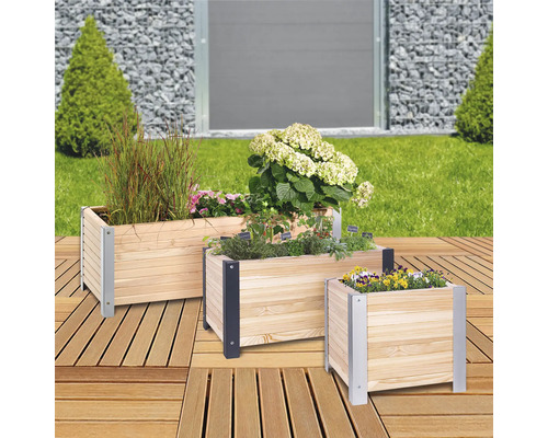 Drie houten plantenbakken met planten en bloemen op een terras