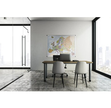 Kantoor met bureau, stoelen en kaart van Europa