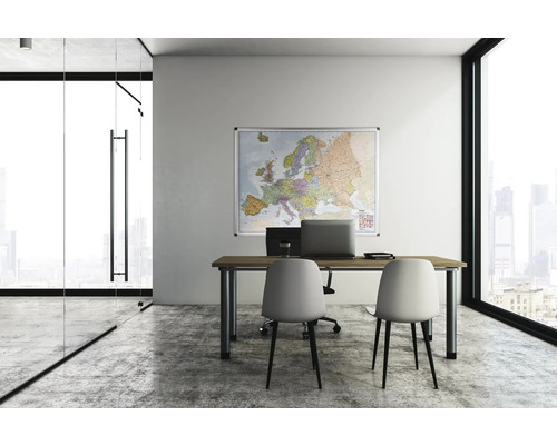 Kantoor met bureau, stoelen en kaart van Europa
