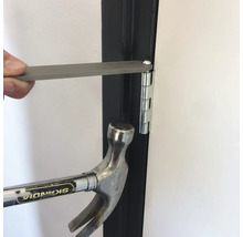Demonstratie van het verwijderen van een deurscharnierpen met een hamer en pen