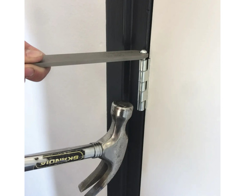 Demonstratie van het verwijderen van een deurscharnierpen met een hamer en pen