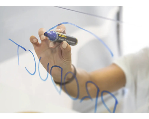 Een persoon schrijft met een uitwisbare stift op een glazen oppervlak.