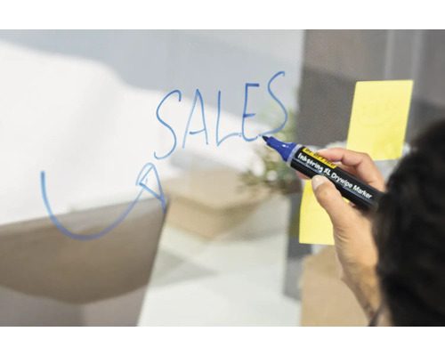 Een persoon schrijft het woord omzet op een transparant oppervlak met een uitwisbare stift.