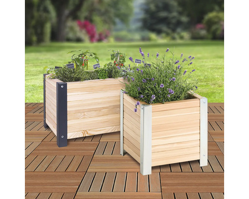 Twee beplante houten plantenbakken met metalen hoeken in de tuin.