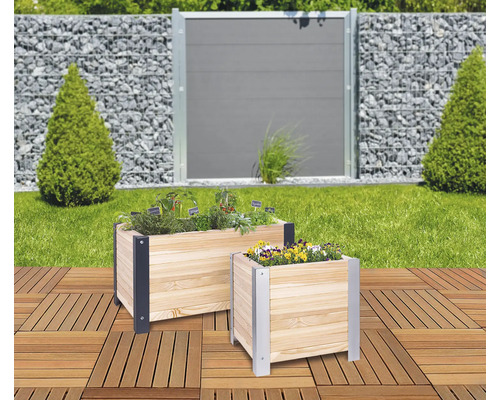 Twee houten plantenbakken gevuld met planten op een terras.