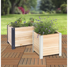 Twee beplante houten plantenbakken op een terras met planten op de achtergrond.