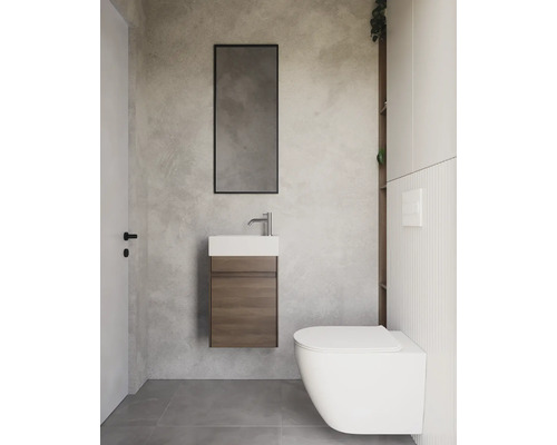 Moderne badkamer met wastafel, spiegel en toilet.