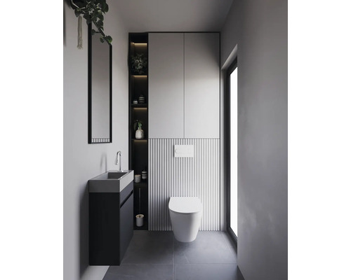 Moderne badkamer met wastafel, spiegel, toilet en opbergruimte