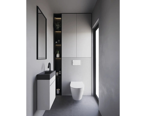 Moderne badkamer met wastafel, spiegel, toilet en opbergruimte