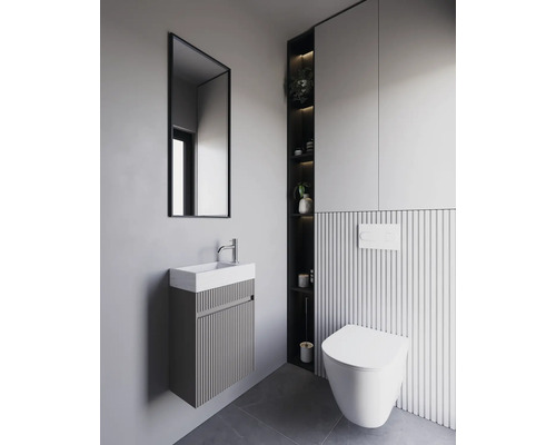 Badkamer met wastafelonderkast, spiegelkast, hangende kast en wandcloset