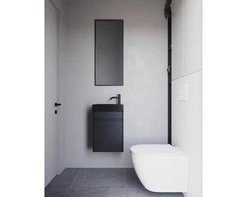 Moderne badkamer met toilet, wastafel, spiegel en deur