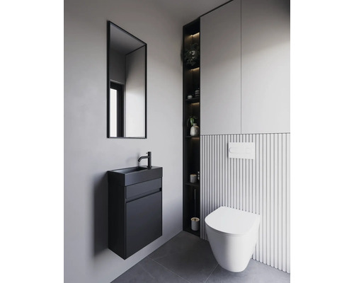 Moderne badkamer met wastafel, spiegel, toilet en opbergruimte voor een stijlvolle ambiance