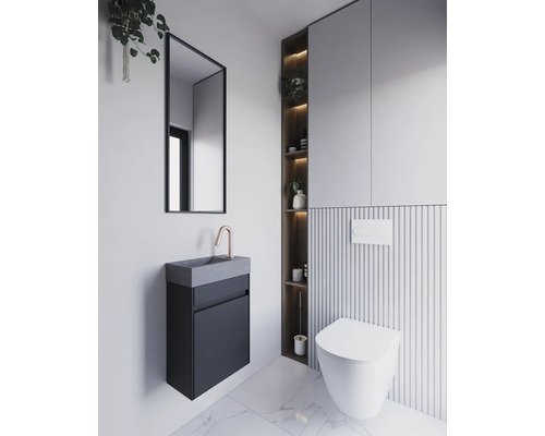 Moderne badkamer met wastafel, spiegel, toilet en opbergruimte