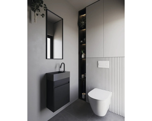 Moderne badkamer met hangtoilet, wastafel en spiegel