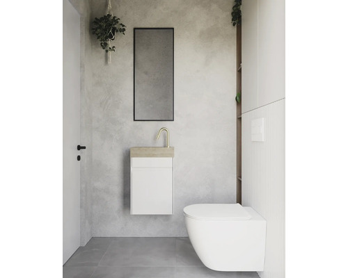 Moderne badkamer met hangtoilet, wastafel, spiegel en planten