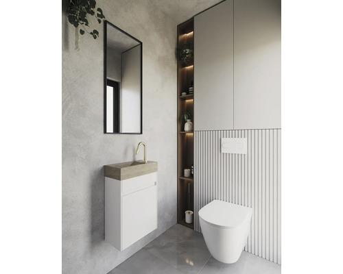 Moderne badkamer met wastafel, spiegel, toilet en opbergelementen