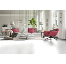 Lichte woonkamer met bank, fauteuil, tafel en decoratie