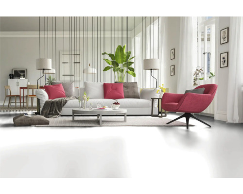 Lichte woonkamer met bank, fauteuil, tafel en decoratie