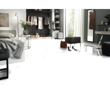 Lichte slaapkamer met bed, kleding en accessoires
