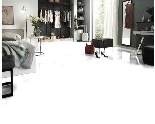 Lichte slaapkamer met bed, kleding en accessoires