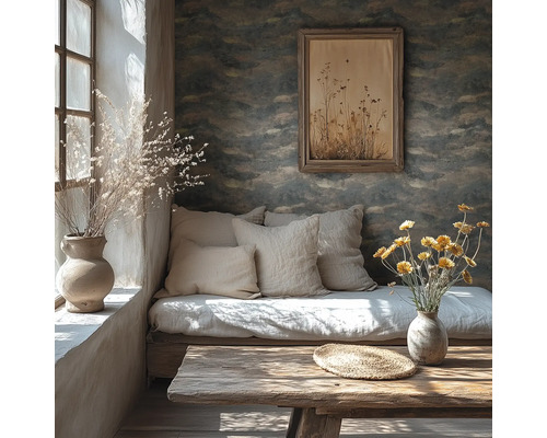 Lichte ruimte met bank, houten tafel en decoraties