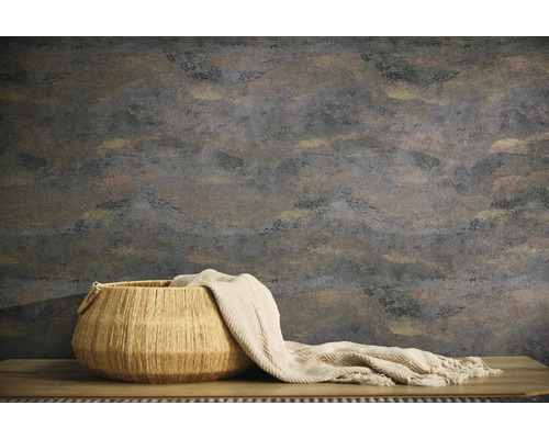 Wanddecoratie met abstracte patronen, mand en deken op tafel