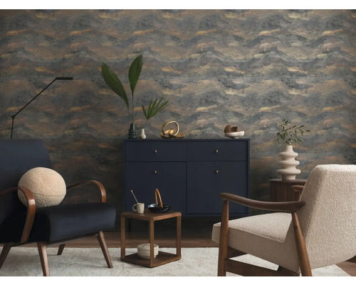 Woonkamer met patroonbehang, dressoir en fauteuils