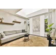 Woonkamer met bank, houten planken en daglicht
