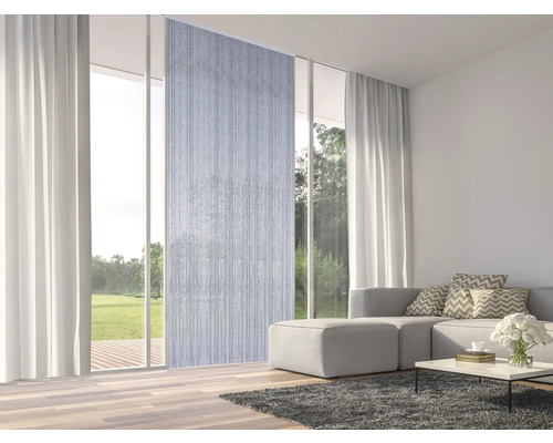 Woonkamer met schuifgordijn, gordijnen, bank, tafel en vloerkleed