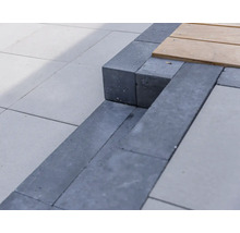 Close-up van een trap gemaakt van betonnen straatstenen met houten details