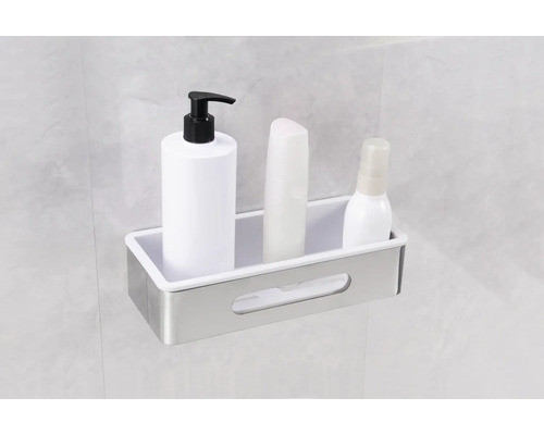 Doucheplank met lotions en cosmeticaproducten aan de muur