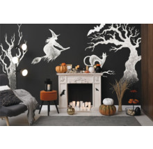 Decoratieve woonkamer met Halloweenmotieven, open haard en zithoek