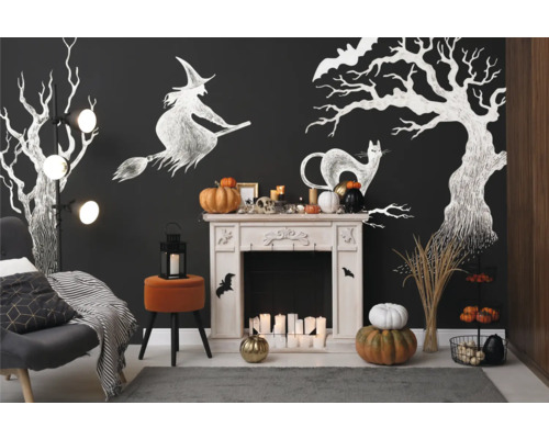 Decoratieve woonkamer met Halloweenmotieven, open haard en zithoek