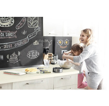 Scène van een keuken met een moeder en dochter die deeg maken, met krijtstifttekeningen op de muur