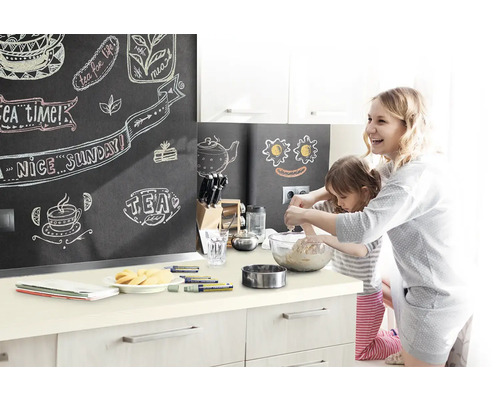 Scène van een keuken met een moeder en dochter die deeg maken, met krijtstifttekeningen op de muur
