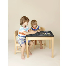 Twee kinderen zitten aan een kindertafel met stoelen en tekenen met stiften op het tafelblad.