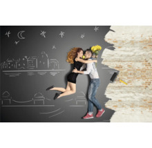 Een paar omhelst elkaar voor een muur die half geschilderd is, met krijttekeningen van een stad en sterren