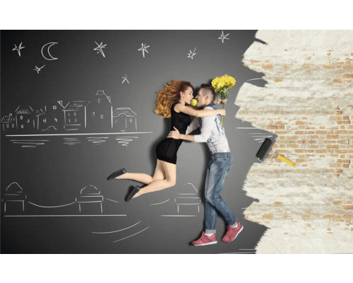 Een paar omhelst elkaar voor een muur die half geschilderd is, met krijttekeningen van een stad en sterren