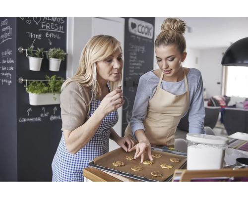 Twee vrouwen bakken koekjes in een lichte keuken.