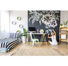 Lichte kamer met krijttekening op de muur, bureau en decoraties