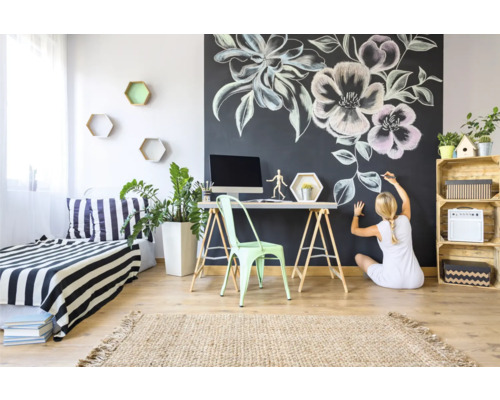 Lichte kamer met krijttekening op de muur, bureau en decoraties