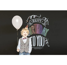 Jongen met ballon en feesthoed voor schoolbord met verjaardagsgroet