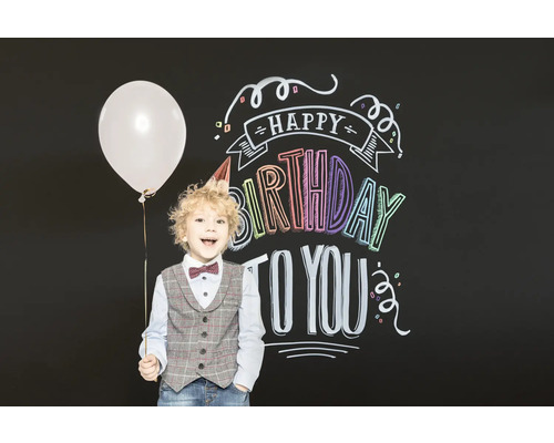 Jongen met ballon en feesthoed voor schoolbord met verjaardagsgroet