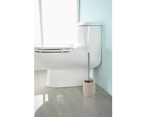 Witte toilet met toiletborstel in de badkamer.