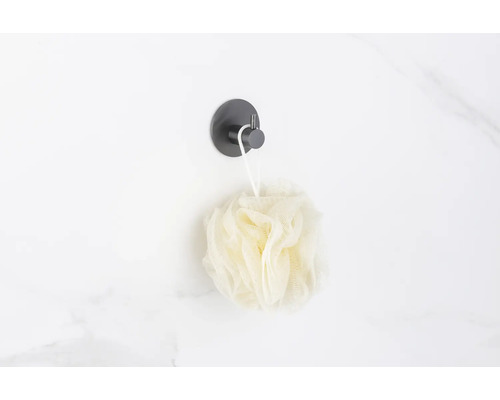 Douchespons aan haak aan de muur