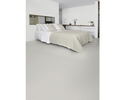 Slaapkamer met bed en lichte vloerbedekking