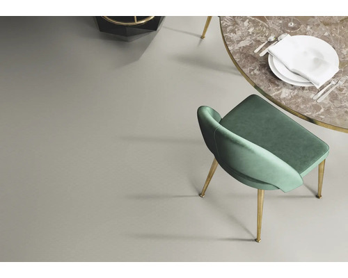 Eettafelscène met stoel, servies en tafel