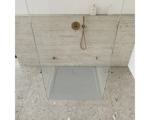 Gelijkvloerse douche met douchebak, douchearmatuur en glazen wand